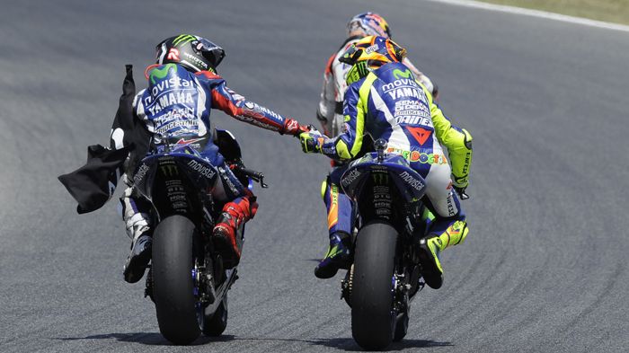 Αγκαλίτσες και φιλάκια on camera, αλλά στον επόμενο αγώνα ο ένας θα σημαδεύει τον άλλο. Μεταξύ τους παίζεται το πρωτάθλημα.