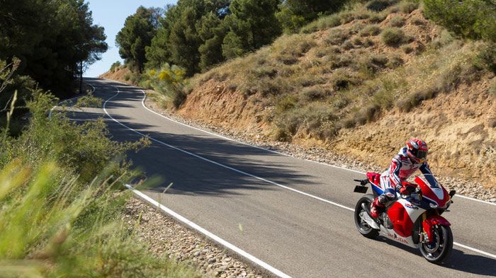 Μια μοτοσικλέτα MotoGP για το δρόμο. Καλά διαβάστε. Για νόμιμη κυκλοφορία ΚΑΙ στο δρόμο. Για λίγους -πολύ λίγους- και εκλεκτούς. Ιδού, το Honda RC213V