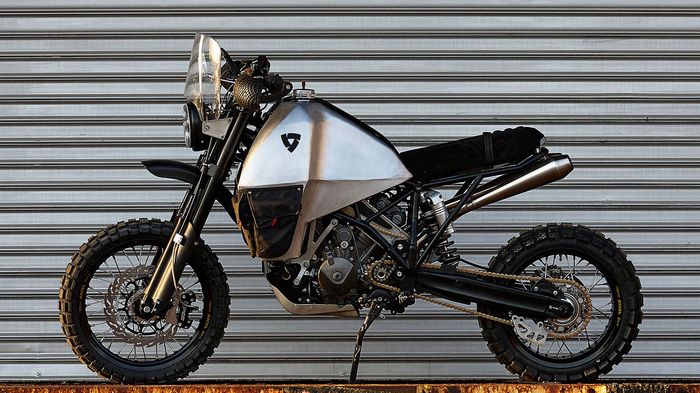 H Revit έφτιαξε το απόλυτο δικίνητο Super Enduro.