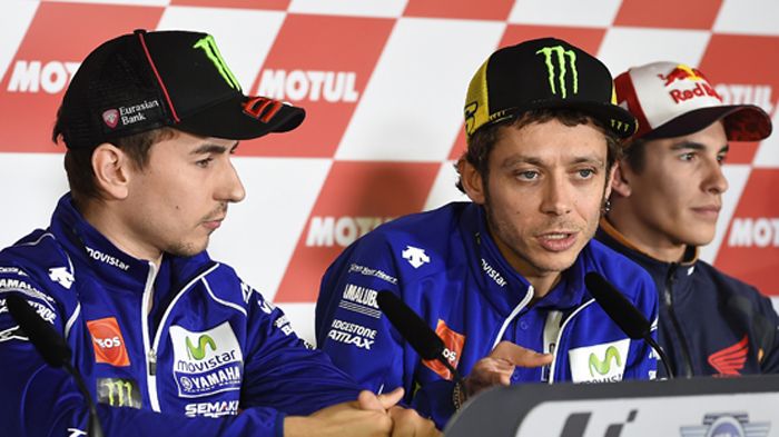 O Valentino εν μέσω των συμπληγάδων του, Lorenzo και Marquez.