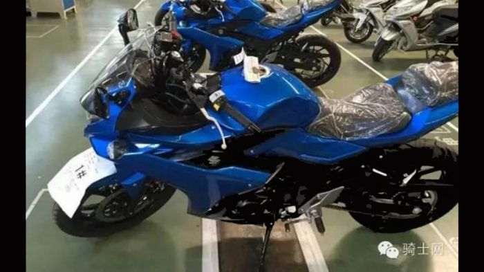 Μοιάζει πολύ με το GSX-R 1000 το 250άρι που φέρει το θρυλικό αυτό όνομα της Suzuki.