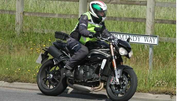 Πιστό στη γνώριμη αισθητική του, το Speed Triple μας έρχεται ανανεωμένο για το 2016.