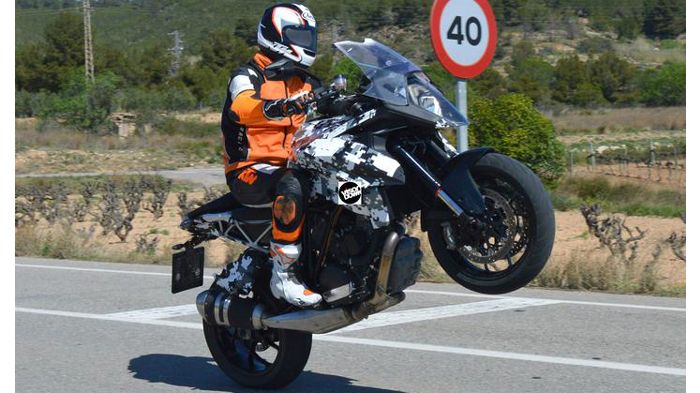 Όπως συμβαίνει και με το Super Duke, προσπάθησε να το κρατήσεις κάτω.