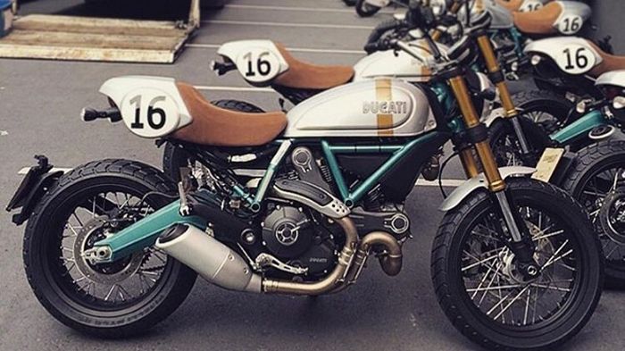 Με το χαρακτηριστικό ρεζερβουάρ και το πράσινο πλαίσιο, ξέρεις σε ποιον αναφέρεται αυτή η μοτοσικλέτα.