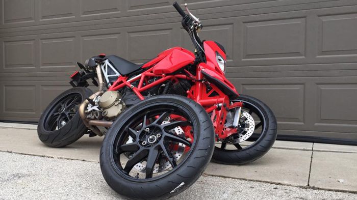 Μοιάζει με Mp3, αλλά με πολύ μεγαλύτερο μετατρόχιο μπροστά αυτό το Hypermotard έχει φτιαχτεί για σπορ καταστάσεις.