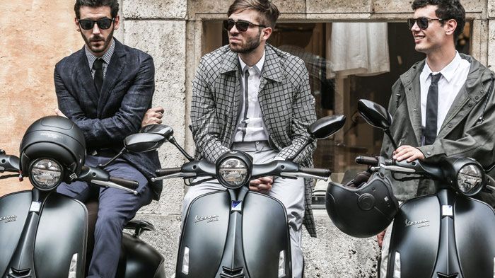 Πιο στιλάτοι γίνεται; Δε γίνεται! Vespa 946 Emporio Armani, με τα αντίστοιχα μοντέλα αναβάτες. 