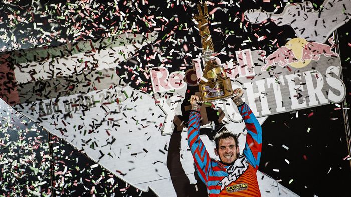 O Αυστραλός Clinton Moore πανηγυρίζει τον πρώτο του τίτλο X-Fighters World Tour.