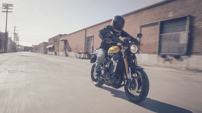 Ως μια εναλλακτική αισθητική πρόταση του MT-09, παρουσιάζεται το XSR900.