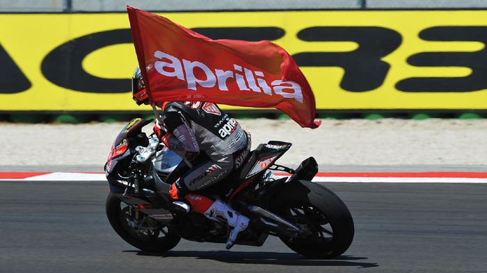 H Aprilia και ο Lorenzo Savadori είναι οι νέοι πρωταθλητές του Κυπέλλου Superstock 1000.