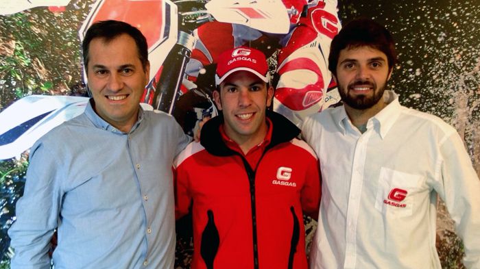 O Barragan στη μέση, με τον Ramon Puente, Γενικό Διευθυντή της Gas Gas (αριστερά) και τον Sergi Durán, Team Manager. 