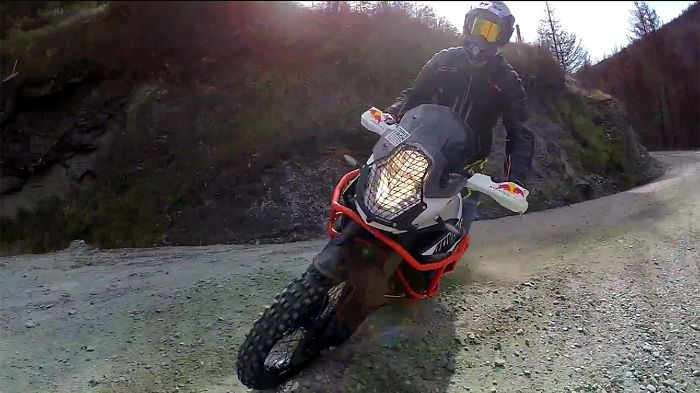 Υποκλινόμαστε. Ο Chris Birch κάνει το 1190 Adventure να φαντάζει... BMX. Φανταστικός έλεγχος, και λύσσα παντού. Πόση λύσσα!