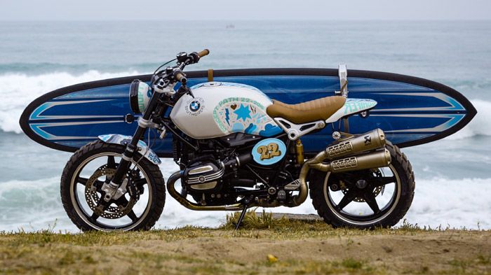Κομπλέ με τη σανίδα του Surf, το νέο custom δημιούργημα της BMW, βασίζεται πάνω σε ένα R nineT, και παρουσιάστηκε στο φεστιβάλ Wheels & Waves.