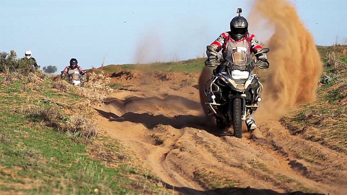 'Αμμος και άγρια ζώα, στις αχανείς αυστραλέζικες εκτάσεις. Και 110 αναβάτες GS να το διασκεδάζουν.