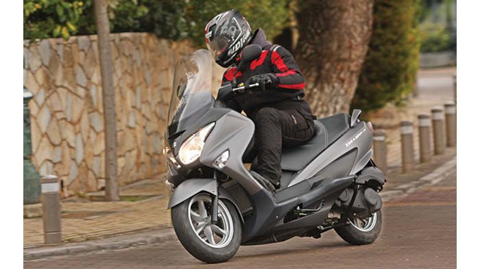 Το ανανεωμένο Burgman 200 είναι ένα scooter που μπορεί να εξυπηρετήσει με άριστο τρόπο τον αναβάτη που ψάχνει μέγιστη άνεση καθημερινά σε compact πακέ