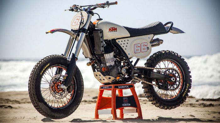 Εκπληκτικό αποτέλεσμα από τα χέρια του Roland Sands. Από κάτω, μια σύγχρονη ΚΤΜ 450 SX-F, από πάνω, μια μοτοσικλέτα σε στιλ δεκαετίας 70ς.