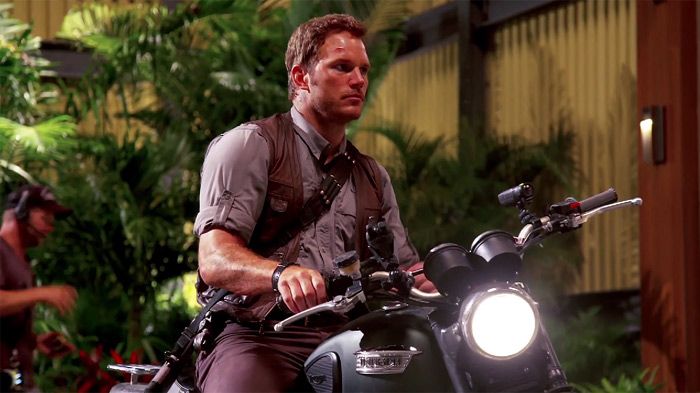 Πώς αλλιώς να ηγηθεί κανείς ενός κοπαδιού δεινοσαύρων; Μα φυσικά καβάλα σε μια μοτοσικλέτα!