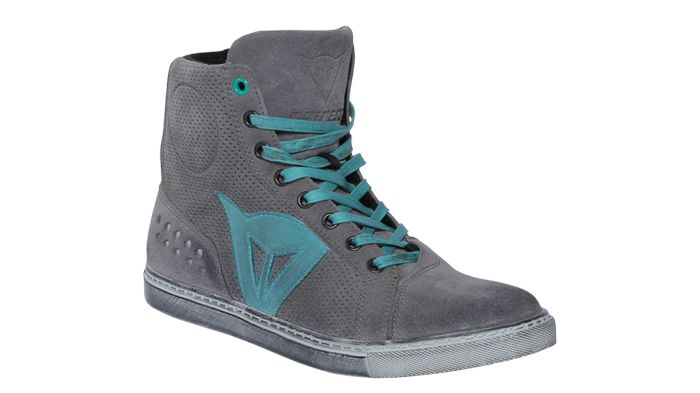 Τα Dainese Street Biker Air Lady είναι διαθέσιμα από τη Motorparts με νέα χαμηλότερη τιμή 107 ευρώ. Περισσότερα στο τηλ. 210-9961782.