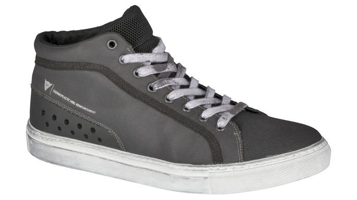 Τα Dainese G.Forge θα τα βρείτε σε νέα τιμή προσφοράς, 90 ευρώ, έναντι αρχικής τιμής 129 ευρώ. Περισσότερα στο τηλ. 210-9220152.
