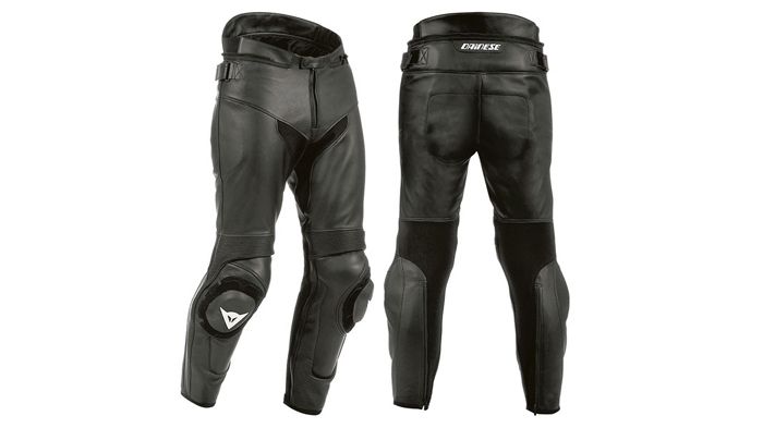To Dainese SF Pelle μπορεί να γίνει δικό σας σε τιμή προσφοράς, 290 ευρώ έναντι αρχικής τιμής 349 ευρώ. Διαθέσιμο από την Bike Accessories.