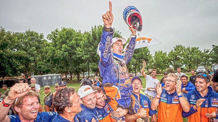 Στον έβδομο ουρανό ο Marc Coma, που πήρε με την ομάδα της ΚΤΜ μια πανάξια όσο και δύσκολη νίκη, την 5η του στο Dakar.