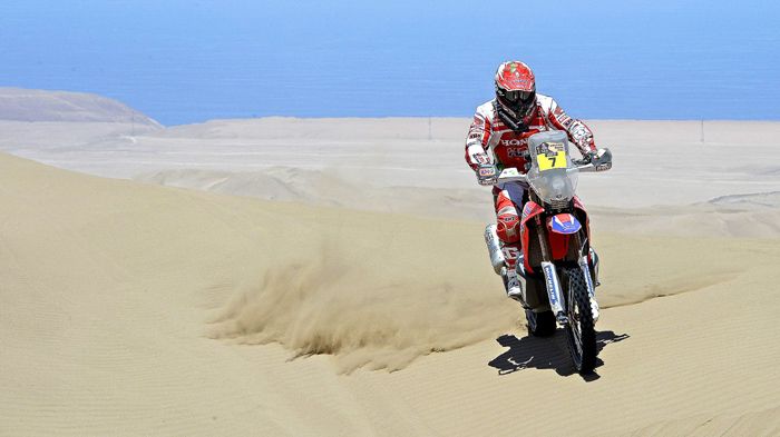 Σταθερός, αλλά και ταχύς, πήρε την πρώτη του νίκη για το φετινό Dakar ο Paulo Goncalves του HRC. Τρίτος γενικής για την ώρα.