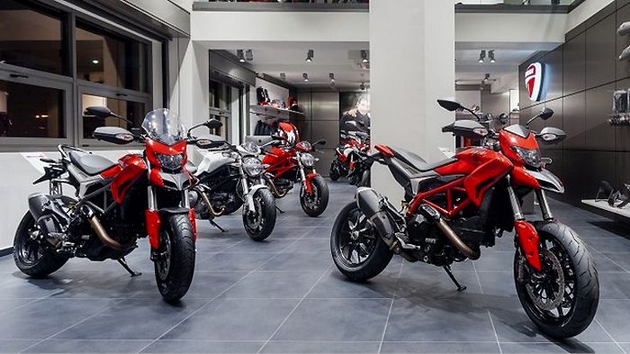 Με εκπτώσεις που φτάνουν μέχρι και το 80% τα αξεσουάρ και είδη ρουχισμού της Ducati, της προηγούμενης σεζόν, είναι πλέον πιο προσιτά από ποτέ.