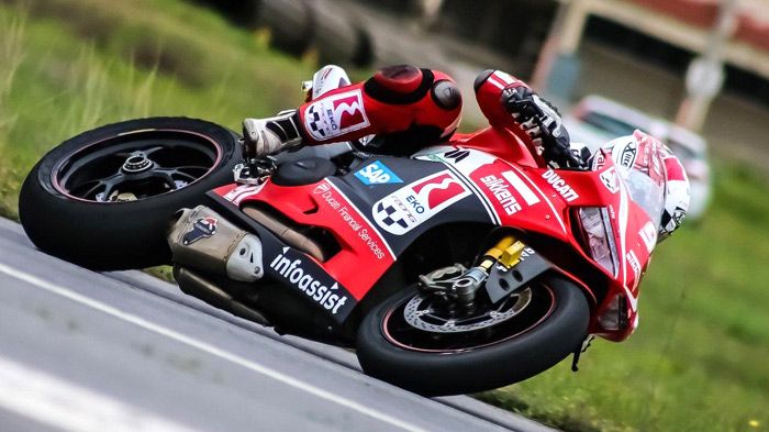 Δυνατή μάχη με το νικητή της Superstock, Σάκη Συνιώρη, έδωσε ο αναβάτης της Ducati Λευτέρης Πίππος, στον 1ο αγώνα του ΠΠΤ για το 2015.