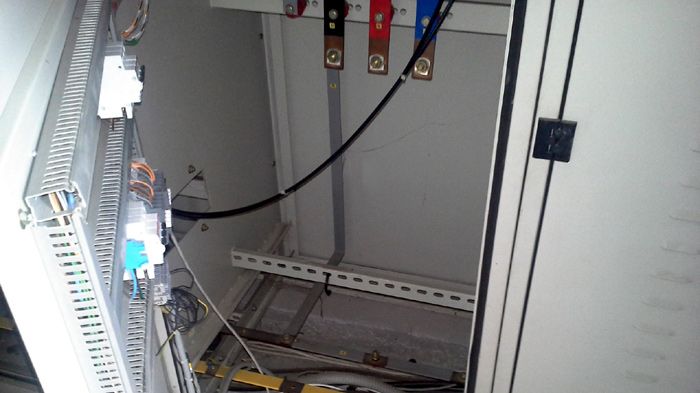 Μεταξύ άλλων, οι δράστες έκλεψαν τα καλώδια ισχύος και τις μπάρες χαλκού από τους πίνακες ισχύος, στο Αντλιοστάσιο του κόμβου Καλοχωρίου.