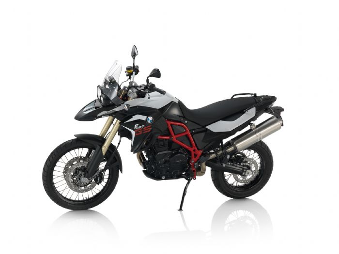 Στην άσφαλτο, η μοτοσικλέτα των Βαυαρών επιδεικνύει εκπληκτική οδική συμπεριφορά, δίνει μεγάλη πληροφόρηση και σε γεμίζει εμπιστοσύνη. 