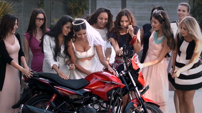 Η νύφη το έσκασε, και μαζί της κι άλλες 15. Όλες στο κατόπι του Hero Glamour.