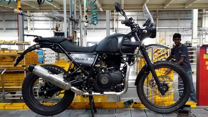 Στη γραμμή παραγωγής το Himalayan, λίγο πριν κυλήσει τους τροχούς του.