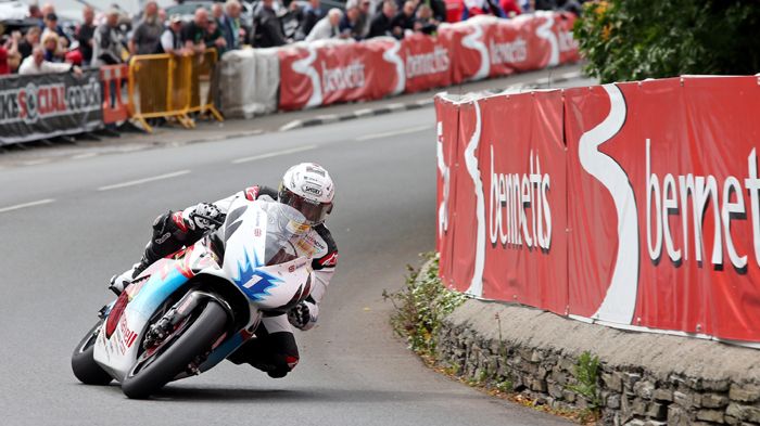 Ο John McGuinness στο «Ginger Hall» με τη Mugen Shinden San. Από τα περσινά δοκιμαστικά για την κατηγορία με ηλεκτροκίνητες TT Zero.