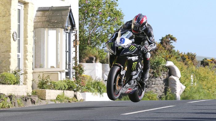 Ιπτάμενος ο Hutchinson, κατευθύνεται προς τη νίκη στον πρώτο αγώνα Supersport του ΙΟΜΤΤ 2015.