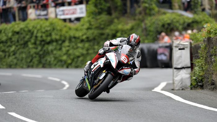 Εκπληκτική φωτό με το νικητή των Superstock Ian Hutchinson να ίπταται την ώρα που παίρνει στροφή, πάνω στο Kawasaki ZX-10R του.