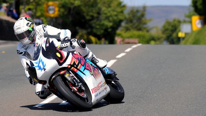 Πρώτος στις ηλεκτρικές μοτοσικλέτες ο John McGuinness, με την ομάδα της Mugen, σπάζοντας και το δικό του, περυσινό ρεκόρ μέσης ωριαίας.