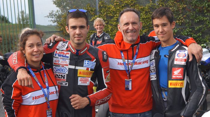 Οικογενειακή φωτογραφία με τους Νίκο, Γιώργο και Δημήτρη Καρακώστα και τη μητέρα των παιδιών.