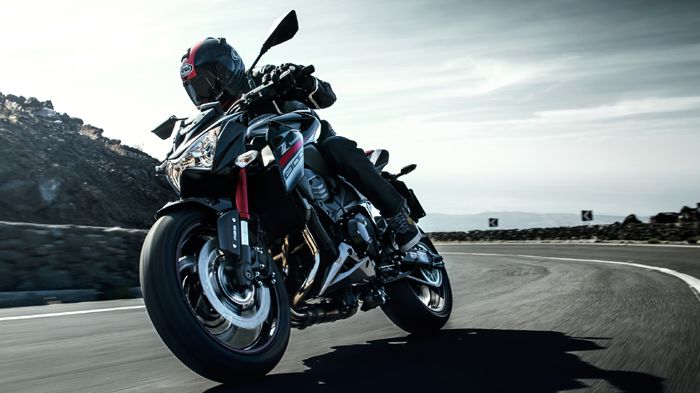 Kawasaki Z800 Sugomi Ediiton. Σε ασυνήθιστο κόκκινο-μαύρο που το πάει πολύ.