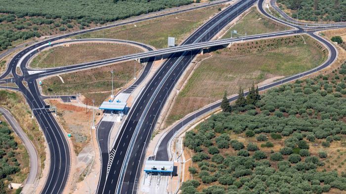Σταθερές ή ελαφρώς μειωμένες παρουσιάζονται οι τιμές των διοδίων της Κεντρικής Οδός για το 2016.