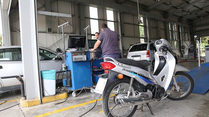 Με τον ειδικό αισθητήρα μέσα στην εξάτμιση, ο τεχνικός παίρνει στην οθόνη του ειδικού καυσαναλυτή τις μετρήσεις των εκπομπών ρύπων του Innova και θα τ
