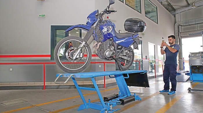 Στο ανυψωτικό μηχάνημα η πινακίδα κυκλοφορίας φωτογραφίζεται και στέλνεται σε σχετικό ψηφιακό αρχείο στο Υπουργείο Μεταφορών