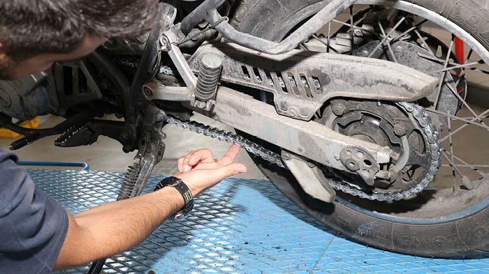 Ο οπτικός έλεγχος της μοτοσικλέτας περιλαμβάνει πολλά σημεία, όπως η κατάσταση της αλυσίδας μετάδοσης