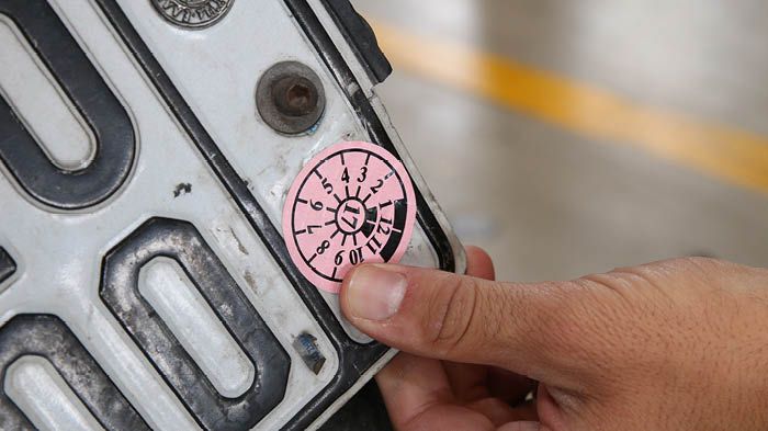 Το αυτοκόλλητο αυτό προσφέρει μια ένδειξη πως το όχημα έχει περάσει ΚΤΕΟ. Δεν είναι ωστόσο απόδειξη, έτσι ο αναβάτης πρέπει να έχει μαζί του και το απ