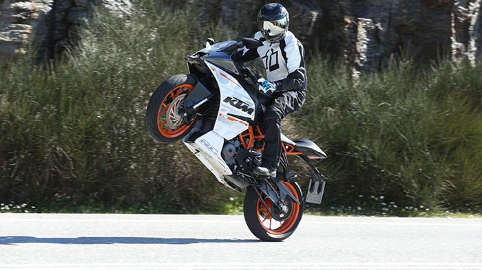 Το RC 390 ABS αποτελεί την κορυφαία σε εξοπλισμό και επιδόσεις, πραγματικά πολεμική πρόταση, στην κατηγορία Α2 και όχι μόνο.