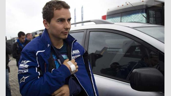 Ατυχία για τον Lorenzo, ευτυχώς μικρή καθώς απέφυγε τα χειρότερα. Η φωτογραφία είναι αρχείου, από τον τραυματισμό του το 2013 στον ίδιο ώμο.