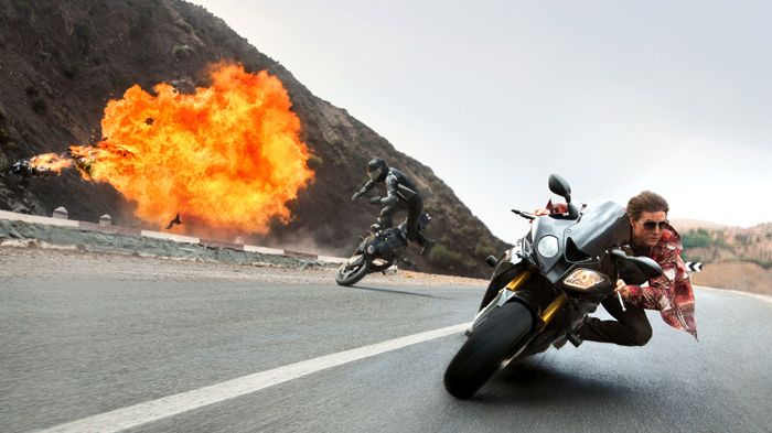 Εντάξει, σιγά μη χρειάζεται ο mr Mission Impossible κρανάκι για να οδηγήσει το S 1000 RR, την ώρα που εξολοθρεύει και καμιά 10αριά κακούς πάνω σε μοτό