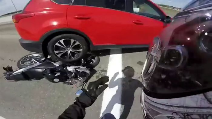 Εεε! Τη μοτοσικλέτααα! Σε νιώθουμε φίλε αναβάτη, σε νιώθουμε.