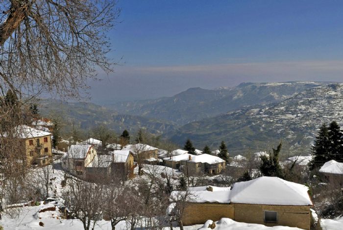 Ορεινή Κορινθία: Έλατα χιόνια και ομορφιά