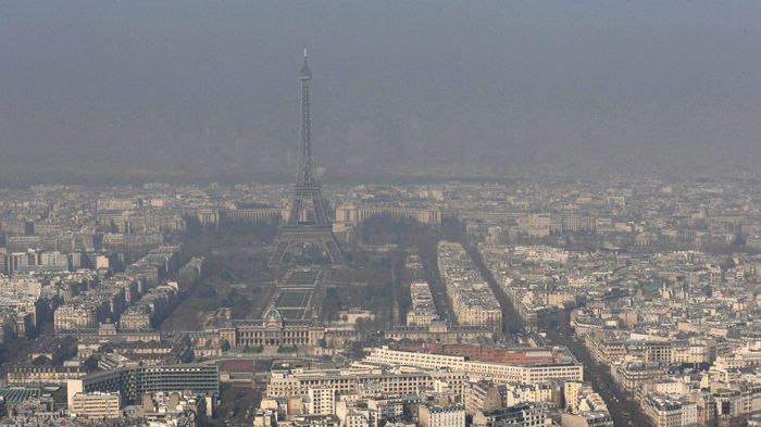 Για να μειώσει τη μόλυνση στο Παρίσι, η δήμαρχος της πόλης θα απαγορεύσει την κυκλοφορία παλιότερων οχημάτων. Περισσότερο αδικημένα για άλλη μια φορά