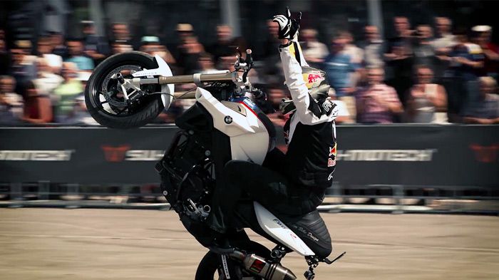 Επίσημος stunt-rider της BMW, εδώ και πολλά χρόνια, ο Chris Pfeiffer είναι πάντα απολαυστικός στα show του.