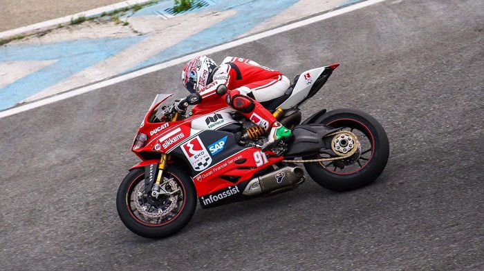 O Λευτέρης Πίππος παλεύει για τον τίτλο της κατηγορίας STK. Αναμένουμε να ακούσουμε ξανά τον ήχο-πώρωση του αγωνιστικού Panigale στα Μέγαρα στις 13/9.